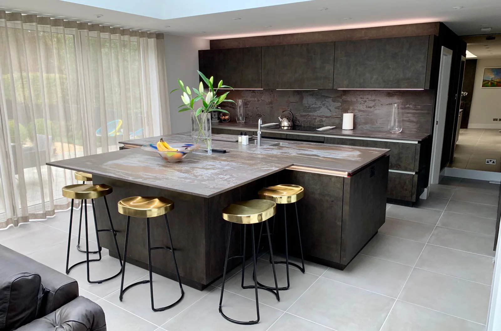 Striking Kitchen Refurbishment w/ Dark Accents — Obsidian project detail