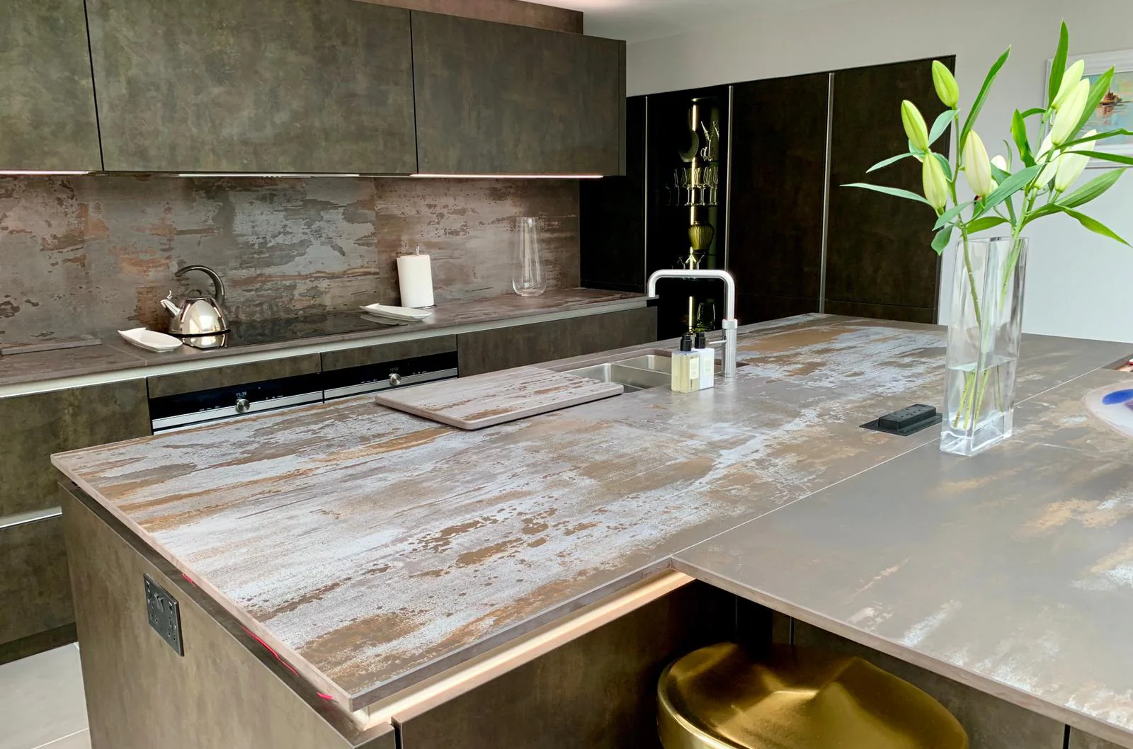 Striking Kitchen Refurbishment w/ Dark Accents — Obsidian project detail