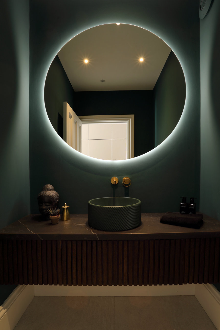 dark bathroom design